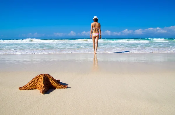 Mujer se relaja en la playa — Foto de Stock