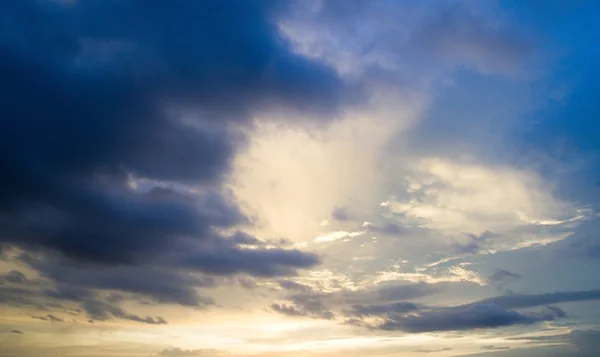 Nuages et soleil — Photo