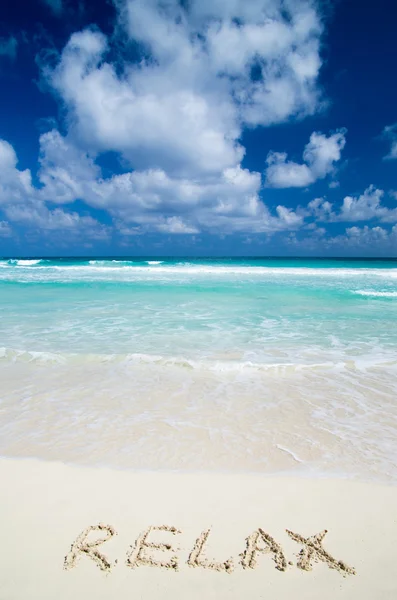 Palavra Relaxe na praia de areia — Fotografia de Stock