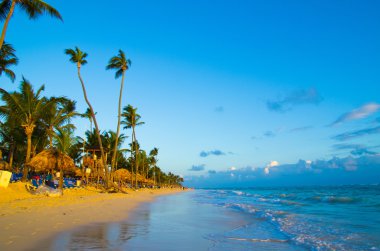 Denizin üstünde gün batımı