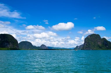 deniz ve mavi gökyüzü