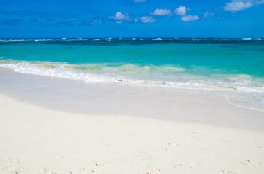 deniz ve mavi gökyüzü