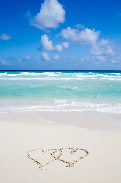 Herzen in den Sand gezogen — Stockfoto