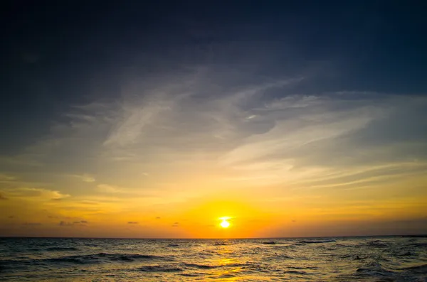 Zonsondergang boven de zee — Stockfoto