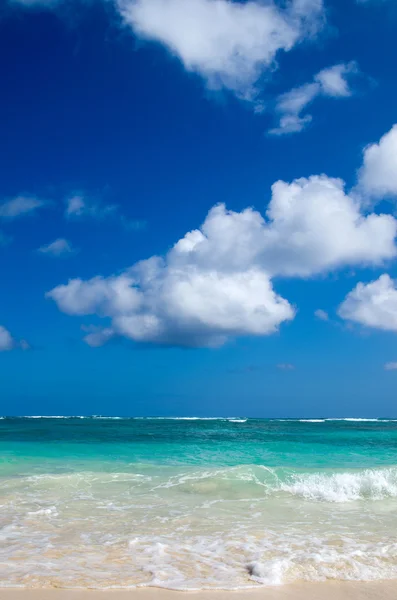 Deniz ve mavi gökyüzü — Stok fotoğraf