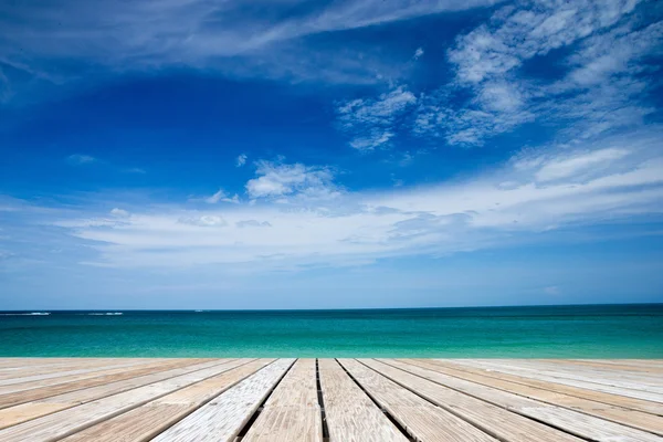 Море и голубое небо — стоковое фото