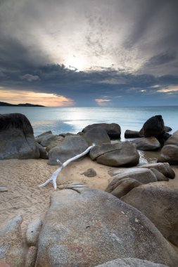 Denizin üzerinde gün batımı