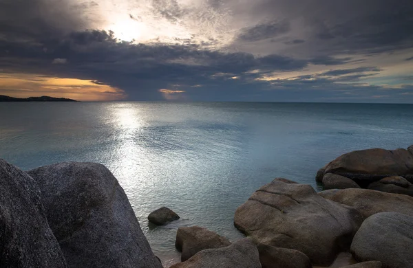 Puesta de sol sobre el mar — Foto de Stock