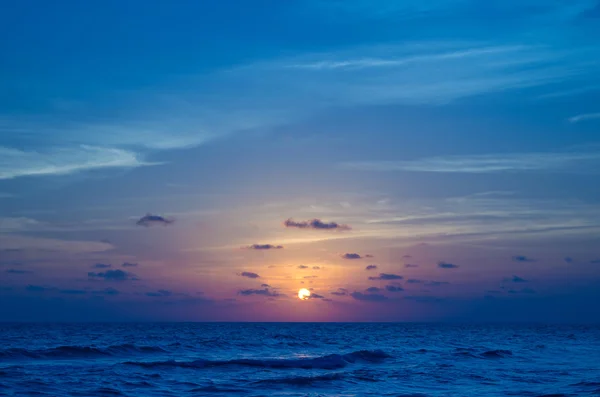 Coucher de soleil au-dessus de la mer — Photo