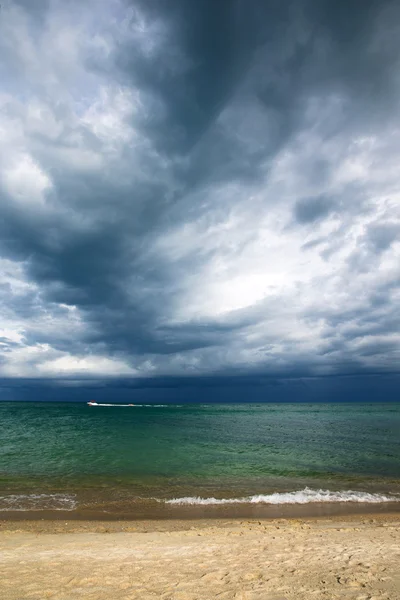 Plaża i tropikalne morze — Zdjęcie stockowe