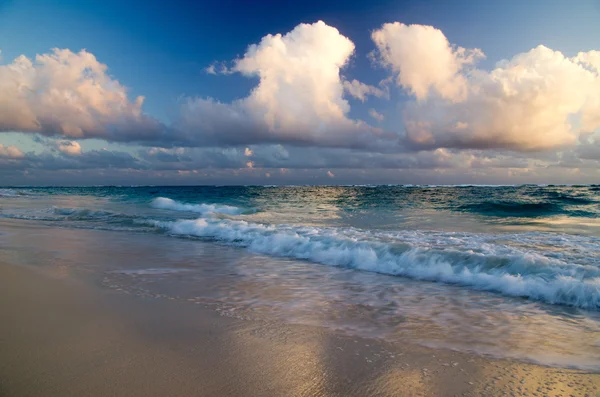 Pôr do sol acima do mar — Fotografia de Stock