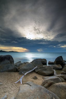 Denizin üzerinde gün batımı