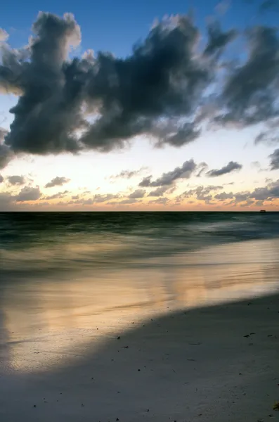 Pôr do sol acima do mar — Fotografia de Stock