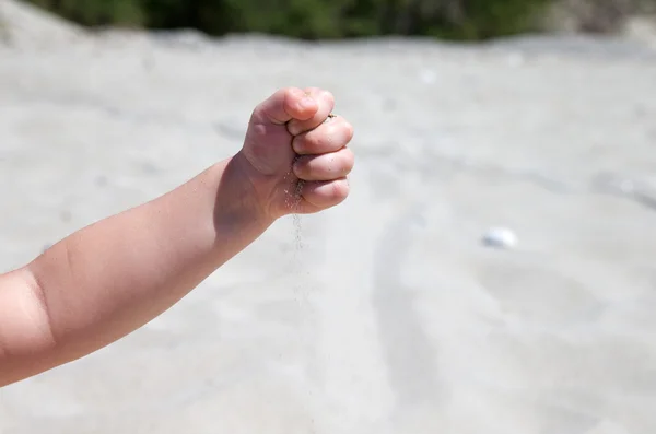 手は砂をスローします。 — ストック写真