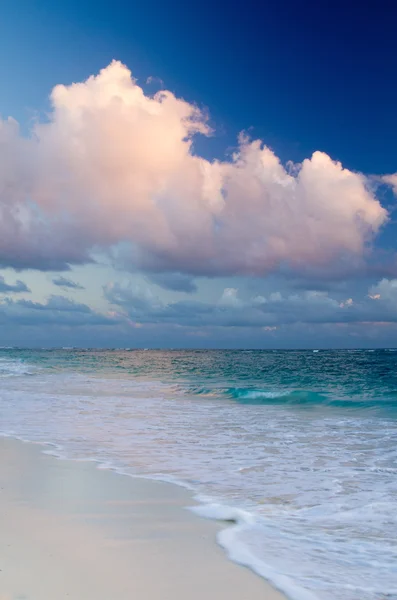 Zonsondergang boven de zee — Stockfoto