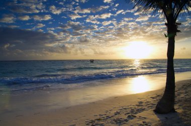 Denizin üstünde gün batımı