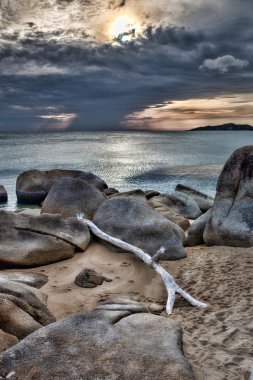 Denizin üzerinde gün batımı