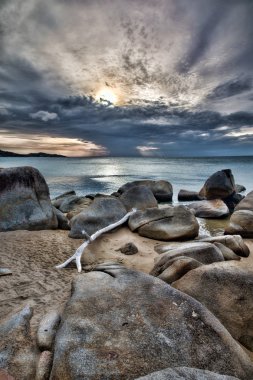 Denizin üzerinde gün batımı