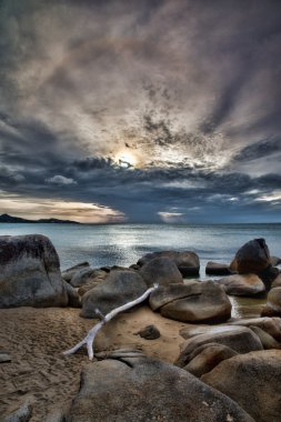 Denizin üzerinde gün batımı