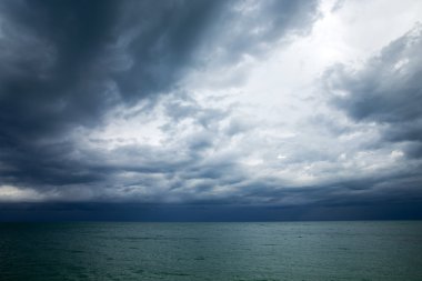 tropikal deniz mavi gökyüzü altında
