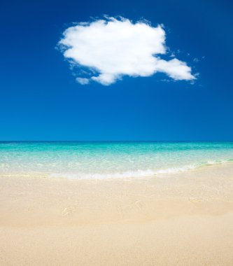 Mavi deniz ve mavi gökyüzü