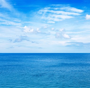 Mavi deniz ve mavi gökyüzü