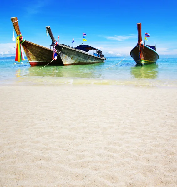 Bateaux sur la plage de la mer tropicale — Photo