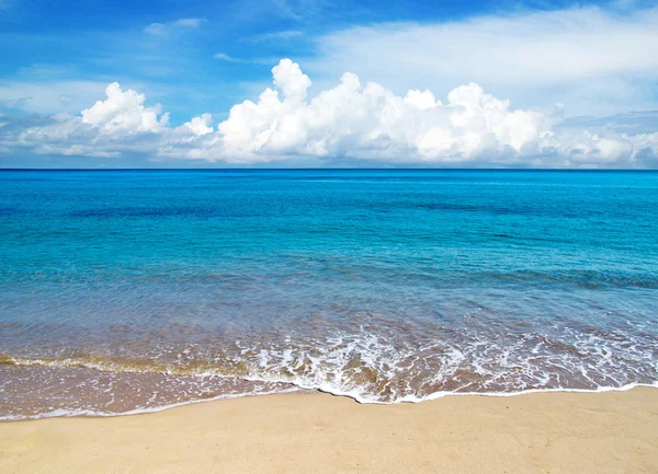 Hermosa playa y mar tropical —  Fotos de Stock