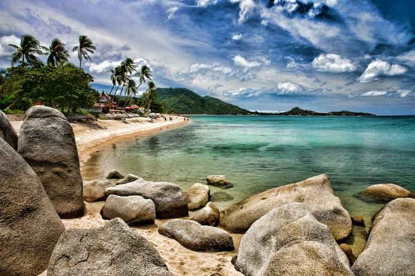 Piękna plaża i tropikalne morze — Zdjęcie stockowe