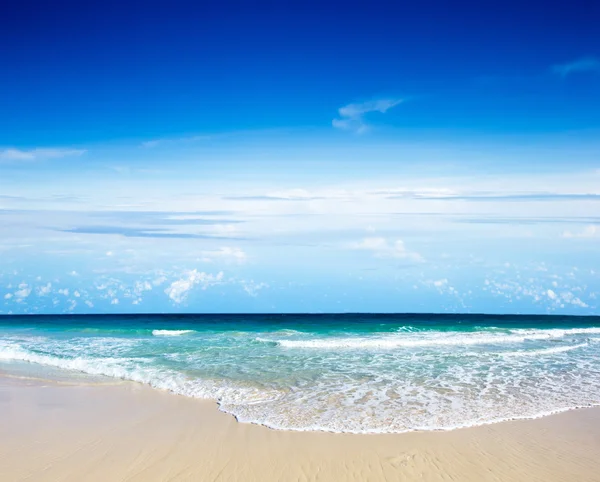 Spiaggia e mare tropicale — Foto Stock