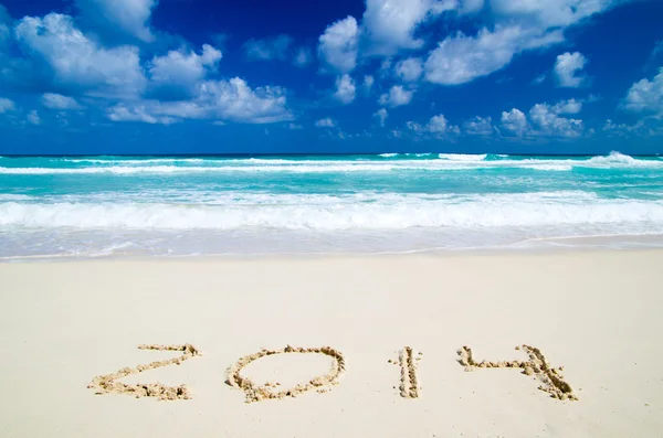 2014 jaar op het zand strand in de buurt van de Oceaan — Stockfoto