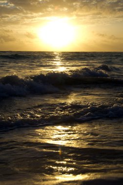 Denizin üstünde gün batımı