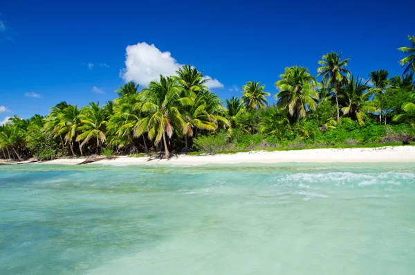 Mar azul sob nuvens céu — Fotografia de Stock