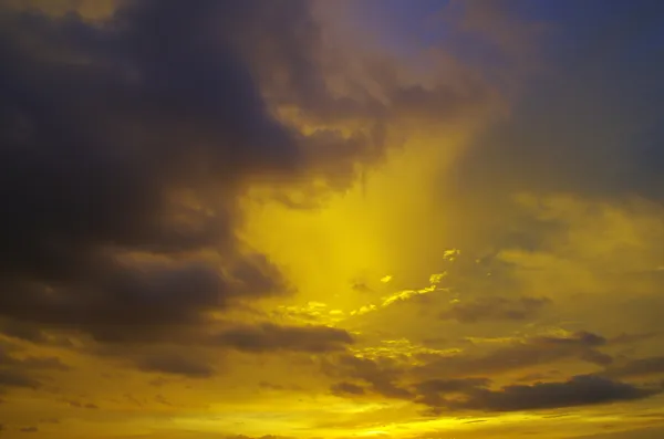Lucht met wolken en zon — Stockfoto
