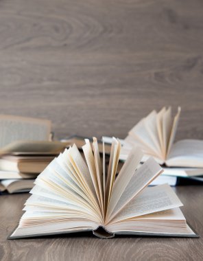Tahta güverte masasındaki kitaplar