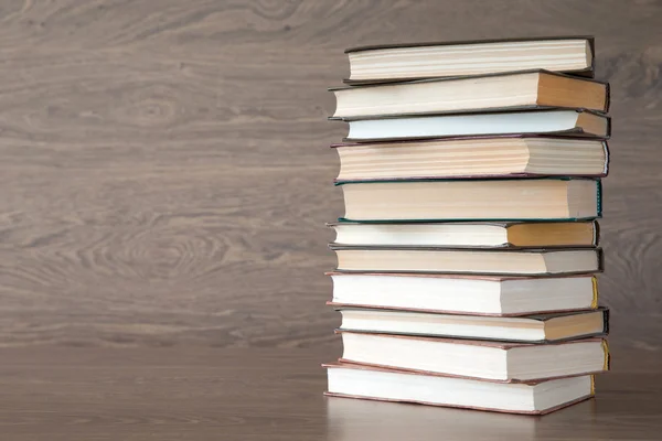 Boeken op houten dek tafelblad — Stockfoto