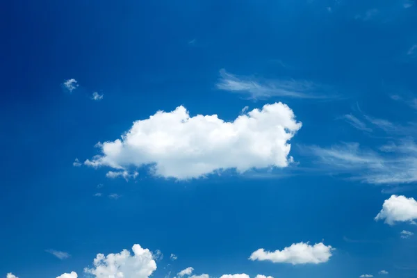 Nubes blancas en el cielo azul —  Fotos de Stock