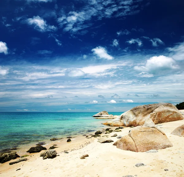 Mar azul y cielo azul — Foto de Stock