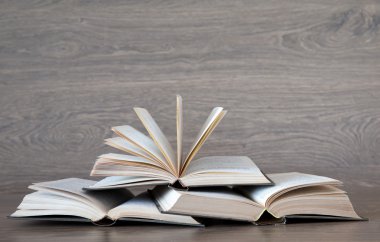 üç açık kitap