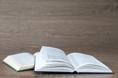 İki açık kitap