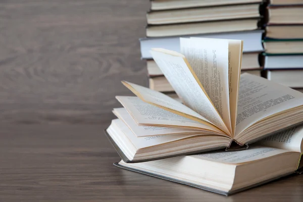 Openen van de boeken op het dek — Stockfoto