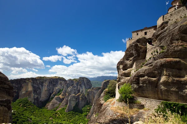 Монастырь на скале — стоковое фото