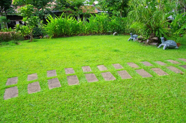 Giardino sentiero di pietra — Foto Stock