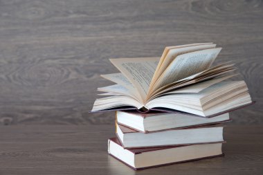 Masada bir yığın kitap