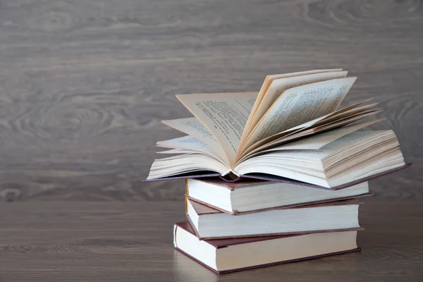 Bücherstapel auf dem Tisch — Stockfoto