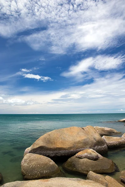 Orilla rocosa del mar — Foto de Stock