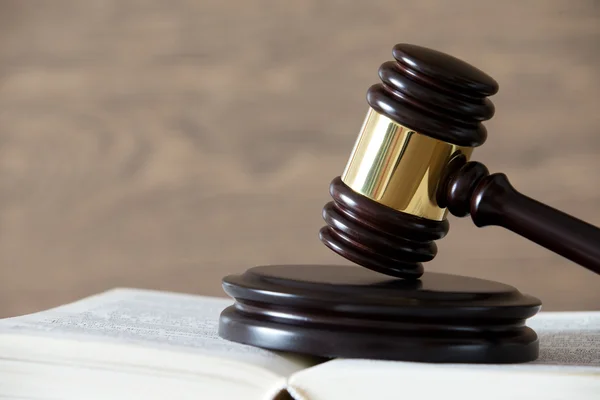 Wooden gavel and books — Stock Photo, Image