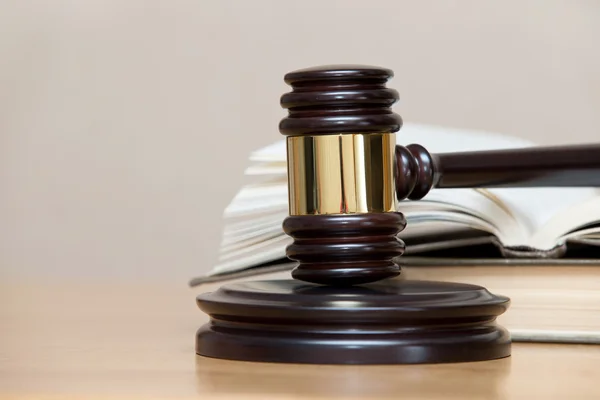 Wooden gavel and books — Stock Photo, Image