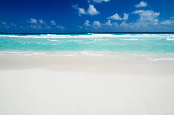 Hermosa playa y mar tropical — Foto de Stock