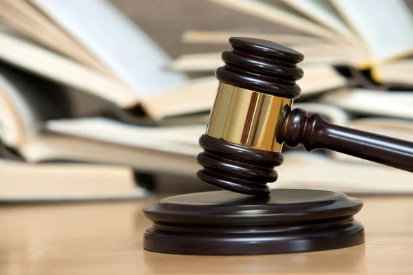 Wooden gavel and books — Stock Photo, Image